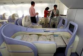 Airbus A380 Als Je Toch Eens Zo Zou Kunnen Slapen In Een Vliegtuig Airbus A380 Interior Airplane Interior Aircraft Interiors