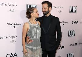 Natalie portman (35) trägt ihre babykugel mit viel stil. Fruhlingsbaby Natalie Portman Scherzt Uber Ihren Mega Bauch Promiflash De