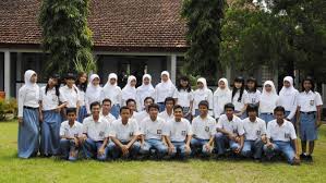 Satu hal yang paling akau rindukan adalah ketika masa kecilku penuh dengan kebahagian bersama orang tuaku. Bernostal Gila Ke Masa Sma Yuk