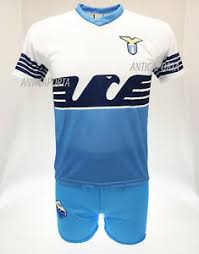 Im lazio rom trikot haben schon viele bekannte spieler, wie alessandro nesta, pavel nedved oder stefano fiore, auf dem platz gestanden, sowohl im aktuellen heimtrikot als auch im auswärtstrikot. Set Lazio Rom Neutral 2019 Neu Logo Offizielle Ss Adler Trikot Shorts Ebay