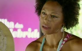 Aparecida exige que Débora se afaste de Jeff