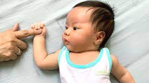 Perihal perkembangan bayi usia 6 bulan, ada bayi yang lebih tertarik untuk mengembangkan kemampuan motorik kasarnya dari pada motorik untuk membantu perkembangan bahasa bayi 6 bulan, tanggapi celotehannya walaupun tidak ada artinya dan bacakan buku cerita untuknya. Perkembangan Motorik Bayi Per Bulan Dan Cara Mengembangkannya Kumparan Com