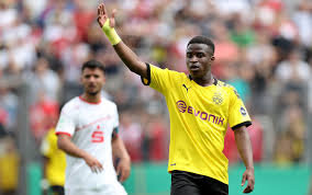 Der youngster von borussia dortmund soll zwölf jahre alt sein. Youssoufa Moukoko Ist Ein Talent Das Die Massstabe Verruckt Nzz