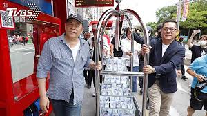 此舉讓吳宗憲氣到開直播痛批：「花幾千萬準備快篩，下載一下會死嗎？ 掉一塊肉嗎？ 我先送你一些你去篩一下，我們是靠這個賺錢嗎？」 吳宗憲在臉書上開直播，回擊永和里長的質疑和批評。 （擷取自吳宗憲臉書）. æ¾Žæ°æ°è·¨è¶³é›»å•†é€²å¸³æ› å³å®—æ†²è­‰å¯¦ å‚µå‹™æœ‰æ¶ˆé€€ Tvbs Line Today