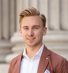 Ethan Carlson's Instagram, Twitter & Facebook