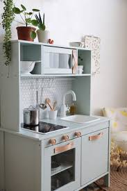 Ikea Hack La Cuisine Pour Enfant Duktig En Mode Urban Jungle Hello Blogzine Blog Deco Lifestyle Www Ikea Kids Kitchen Ikea Play Kitchen Ikea Toy Kitchen
