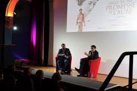 De son enfance difficile en pologne en passant par son adolescence sous le soleil de nice, jusqu'à ses exploits d'aviateur en afrique pendant la seconde guerre mondiale… romain gary a vécu une vie extraordinaire. La Promesse De L Aube Eric Barbier Raconte L Adaptation De La Folle Vie De Romain Gary