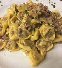 .ragù, anche se in questo caso il ragù stravolge il sapore del ripieno del tortellino. Facebook