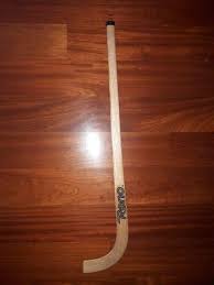 O stick deve poder passar por um anel de 5 (cinco) centímetros de diâmetro. Material Hoquei Patins Ofertas Maio Clasf