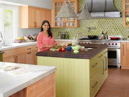 Many tuscan kitchen designs feature the trademark colors of the region, which reflect the rich soil, abundant sunshine and rolling green hills of tuscany. Tuscan Kitchen Paint Colors Pictures Ideas From Hgtv Hgtv