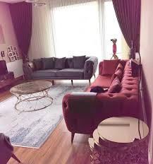 goruntunun olasi icerigi oturan insanlar oturma odasi masa ve ic mekan oturma odasi ev dekoru dekor