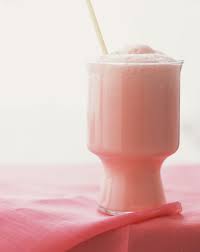 Enjoy Nuts And Berries In One Creamy Drink Recipe Creamy Cocktails Cocktail Desserts Yummy Drinks