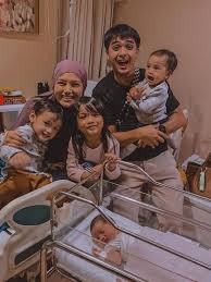 Pakar hukum dan deklarator koalisi aksi menyelamatkan indonesia (kami) refly harun dilaporkan ke bareskrim polri. Istri Baru Melahirkan Anak Ke 4 Ricky Harun Ingin Tambah Lagi Showbiz Liputan6 Com