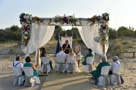 Allestimenti per un matrimonio di sera sul mare. Sposarsi In Spiaggia 8 Consigli Per Il Tuo Matrimonio In Spiaggia