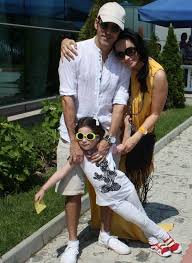 Andreea marin si stefan banica. Romanii Din Dubai Andreea Marin Si Stefan BÄƒnicÄƒ Se ComportÄƒ Ca O Familie Tabu