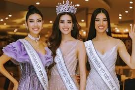 Khánh vân kể mua vé số trong buổi phỏng vấn kín chia sẻ trong livestream sau đêm thi trang phục dân tộc, hoa hậu hoàn vũ việt so với thứ hạng trong lần dự đoán trước đó, khánh vân tăng 2 bậc. Nguyá»…n Tráº§n Khanh Van Crowned Miss Universe Vietnam 2019