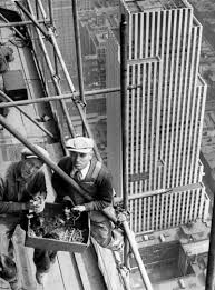 Construction Workers High Above Manhattan New York City Construction Workers Go To Great Heights Ny Dail Nyc Construction Construction Worker New York City