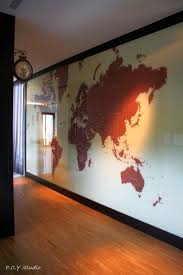 磁性世界地圖烤漆玻璃 業主希望他的孩子可以藉由塗鴉認識這個世界 這個希望整整花了我們三天時間把中英對照的世界地圖完稿交給玻璃師傅製作 wall deco home decor home decor decals