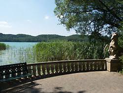 das grundsta ck am scherma tzelsee auf dem sich das brechtweigelhausbuckow befindet umfasste bis zur era ffnung der gedenksta tte im juni 1977 auch die heutigen nachbargrundsta cke nach helene weigels tod 6 5 1971 verkauften die
