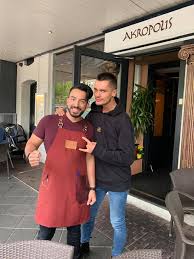 Koen kardashian, pseudoniem van koen pieter van dijk (5 november 1992), is een nederlandse presentator en zanger. Koen Kardashian Akro Restaurant Akropolis Facebook