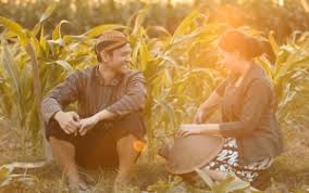 Inspirasi foto pre wedding outdoor dengan kebaya harpersbazaarcoid via harpersbazaar.co.id. Foto Menikah Dengan Adat Jawa Vicky Shu Lakukan Pemotretan Prewedding Bertema Unik
