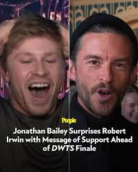 🔗: bit.ly/4p4FP3m Jonathan Bailey is rooting for Robert Irwin in the  upcoming Dancing with the Stars finale. 📷: Entertainment Tonight/Youtube  (2)