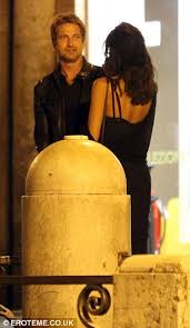 Mădălina diana ghenea è anche stata legata a philipp plein. Gerard Butler And Madalina Ghenea Enjoy A Romantic Walk After He Confirmed Their Split 11 Days Ago Daily Mail Online