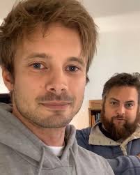 New screenshots from an old video of Bradley! Hope you like them 💖 Have  nice Saturday to all ! . . . #bradleyjames #medici2 #merlin #arthur #damien  #bradleyjames💙 #teambradley