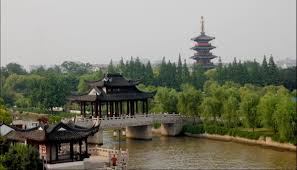 让这个地方名扬天下的是一位失意文人的诗 唐 张继 枫桥夜泊 月落乌啼霜满天 江枫渔火对愁眠 姑苏城外寒山寺 夜半钟声到客船 chinese ancient architecture garden 苏州 寒山寺 chinese style structures canal