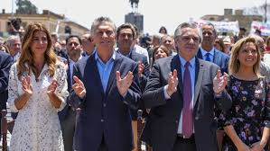 Juliana awada volvió a elegir un traje formal, pero esta vez en un color más sobrio que el anterior, ya que esta vez eligió un traje símil lavanda, dijo a infobae la asesora de por otro lado, la diseñadora y especialista en moda patricia profumo describió el look de awada como un outfit chic e impecable. Argentina The Economic Inheritance Of Mauricio Macri A Heavy Burden For Alberto Fernandez Economy Spain S News