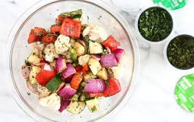 With Less Than 225 Calories Per Serving This Convenient One Pan Meal From Skinnytaste Makes Great Use Of Leftover Vegetables Repas Sante Repas Recette Sante
