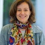 A literatura não é um espelho, mas uma janela para um mundo que nos contradiz. Ana Carolina Carvalho Formadora Comunidade Educativa Cedac Linkedin