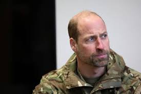 Príncipe William veste traje militar em visita a Estônia