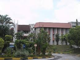 Laman youtube rasmi kolej kediaman keempat (bestari), universiti malayaikuti kami di laman sosial berikut:facebook: Malaysiakini Siswi Kolej 8 Um Risau Keselamatan