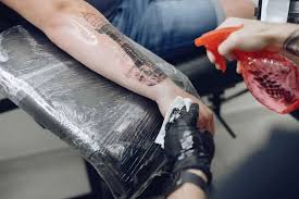 Wer viel aufwand in die suche auslassen möchte, sollte sich an unsere empfehlung in unserem frisches tattoo wann folie entfernen produktvergleich halten. Tattoo Pflegen So Machen Sie Es Richtig Haus100