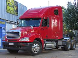 Each type of trailer and truck is different from the next and has numerous applications and weight limits, so while this list is meant to be an overview, this should be taken as a guideline. Semi Trailer Truck Wikipedia