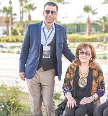 ولدت الفنانة الكبيرة ليلى طاهر في القاهرة عام 1939. Ù„ÙŠÙ„Ù‰ Ø·Ø§Ù‡Ø± ÙÙ‰ Ø­ÙˆØ§Ø± Ù„Ù€ Ø§Ù„ÙŠÙˆÙ… Ø§Ù„Ø³Ø§Ø¨Ø¹ Ù†ÙØ³Ù‰ Ø£Ù‚Ø¯Ù… Ø´Ø¬Ø±Ø© Ø§Ù„Ø¯Ø± Ù„Ø£Ù†Ù‡Ø§ Ù†Ù…ÙˆØ°Ø¬ Ù„Ù‚ÙˆØ© Ø§Ù„Ù…Ø±Ø£Ø© ÙƒÙ„ Ø§Ù„Ù…Ø¹Ù„ÙˆÙ…Ø§Øª Ø§Ù„Ù…ÙƒØªÙˆØ¨Ø© Ø¹Ù†Ù‰ ÙÙ‰ Ø§Ù„Ø¥Ù†ØªØ±Ù†Øª Ù…ØºÙ„ÙˆØ·Ø© ÙˆÙƒØ§Ø°Ø¨Ø© ÙˆØ£Ù†ØªØ¬Øª 6 Ø£Ø¹Ù…Ø§Ù„ ÙˆØ®Ø³Ø±Øª Ù„Ø¹Ø¯Ù… Ø®Ø¨Ø±ØªÙ‰ ÙÙ‰ ØªØ³ÙˆÙŠÙ‚Ù‡Ø§