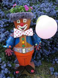 Mes créations de personnages en pots de fleurs bienvenue sur mon blog, je vais vous faire partager ma passion pour les loisirs créatifs et en particulier pour la création de personnages en pots de terre cuite. Un Clown En Pot De Terre Clay Pot Crafts Flower Pot Crafts Clay Flower Pots