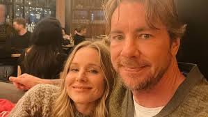 Kristen Bell diz que teve zero química com Adam Brody em cenas quentes de  série após reclamação do marido: 'Parecíamos vovô e vovó'