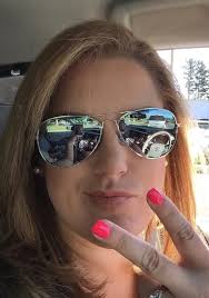 Kelly Beacham's Instagram, Twitter & Facebook