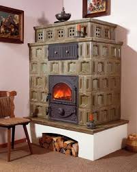 Un poêle à bois diffère d'une cheminée à bois par sa manière de chauffer : Poele A Bois En Faience Alma