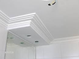 A moldura de gesso para teto só tende a melhorar a decoração dos ambientes da sua casa, o gesso vem sendo cada vez mais utilizado por conta da sua beleza. Dicas De Teto De Gesso Para Banheiro Decorando Casas Teto De Gesso Tetos De Banheiro Moldura De Gesso