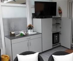Hpl Terrassenschrank Mit Tv Lift Und Minibar Das Angebaute Sideboard Bietet Buffetflache Und Stauraum Fur Unterschiedli Terrasse Gartenmobel Schrank