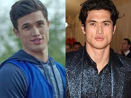 Kj apa started out as a musician. How Old The Riverdale Stars Are Compared To Their Characters