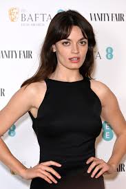 Emma Mackey On Crosswords, Taking The Stairs And Why Julia Roberts Will  Always Be Her Hairspiration | British Vogue