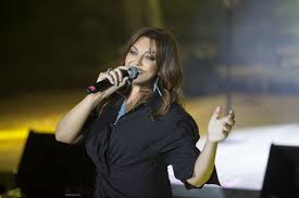 Η καίτη γαρμπή αντέδρασε έντονα, μέσω του λογαριασμού που διατηρεί στο twitter, στην υπόθεση δολοφονίας της καρολάιν από τον2χρονο σύζυγός. Kaith Garmph Mia Anepanalhpth Synaylia Sthn A8hna Pics Vid