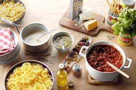 I would serve a chianti or a pinot noir with this meal, but if you want to start or end the night with something fun, serve prosecco floats. How To Throw A Delicious Pasta Party Taste Of Home