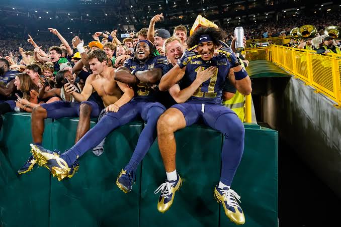 Notre Dame finishes with Lambeau Leaps in win over Wisconsin