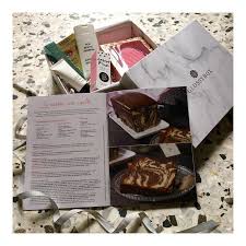 Ma Recette Du Parfait Cake Marbre De Francoisperretpatisserie Dans La Jolie Glossybox Fr Marbree De Septembre Je Crois Que C Glossybox Gifts Gift Wrapping