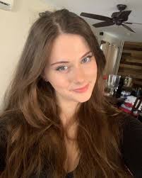 Hello! My name is Anna, I'm from Queens New York, i've fully committed to  Hunter College for my future desired major in Nursing. My Favorite Hobby's  are Hanging out with friends, thrifting,